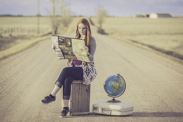 Chica con mapa y globo terráqueo